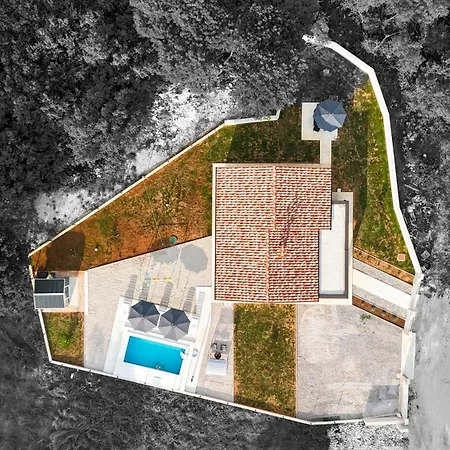 Ese, A Relaxing Pool Near The Sea