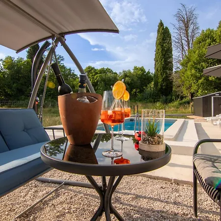 Ese, A Relaxing Pool Near The Sea