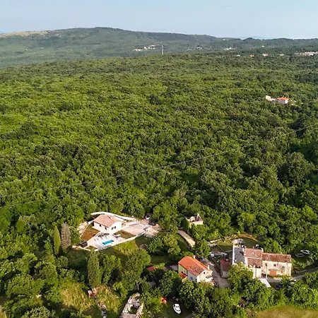 Ese, A Relaxing Pool Near The Sea Nedeščina