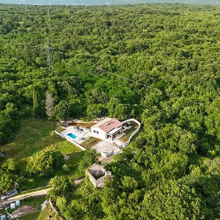 Ese, A Relaxing Pool Near The Sea